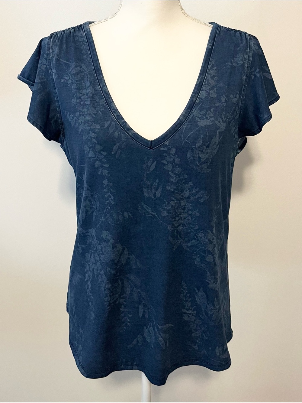 White House Black Market Ruffle Short Sleeve Tee Shirt in Dark Blue Floral. Sz M